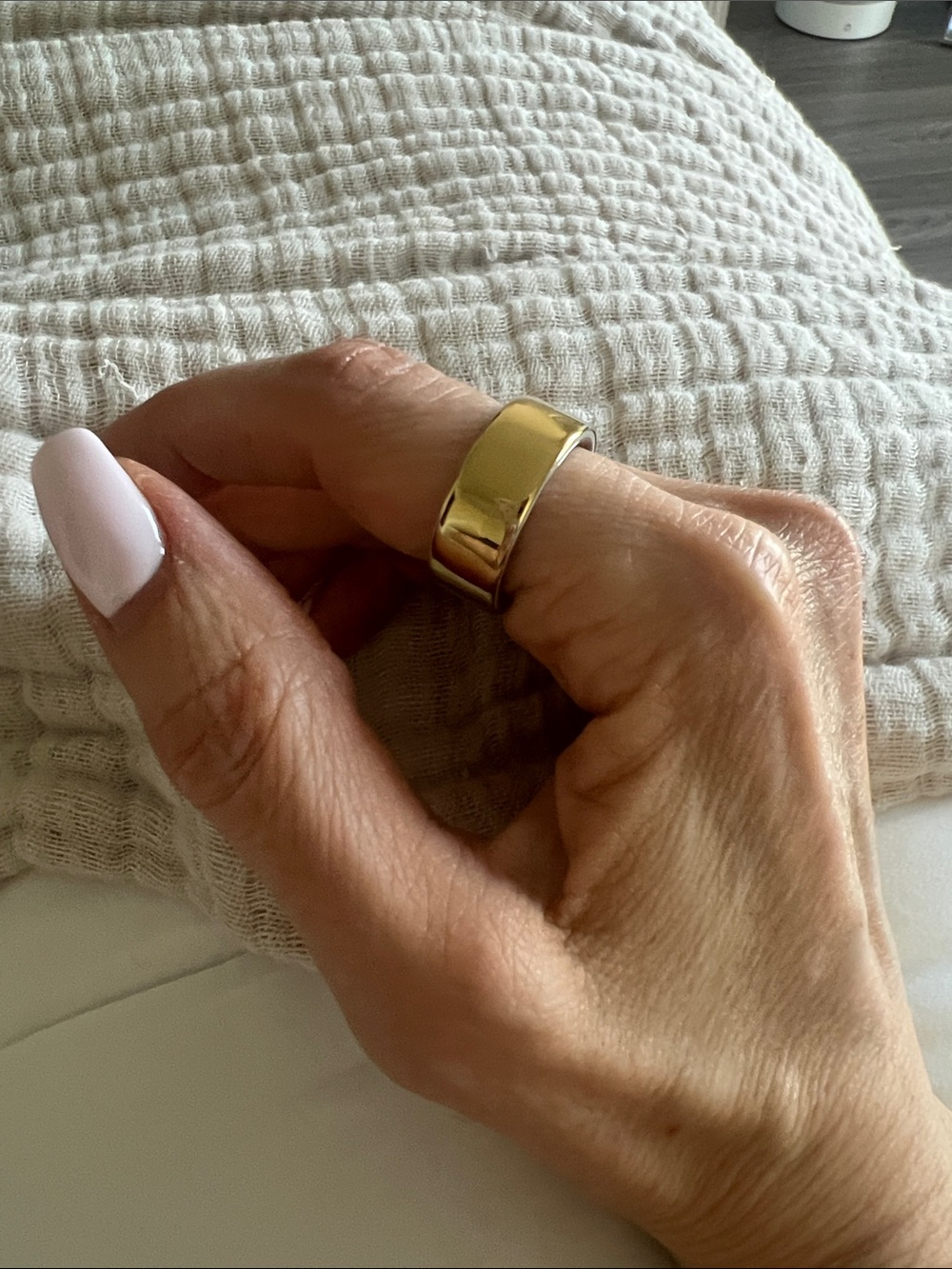 Oura ring gen 4 size 6 Gold band